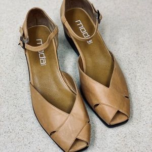 Moda Spana Woman’s small Wedge Sandals Size 8M